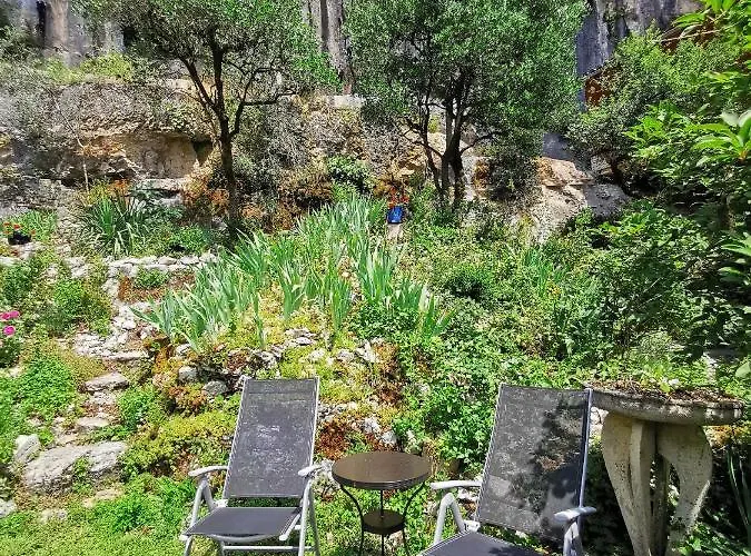 Un Jardin Dans La Falaise * Cabrerets