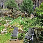 Un Jardin Dans La Falaise * Cabrerets