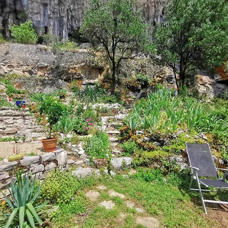Un Jardin Dans La Falaise Cabrerets