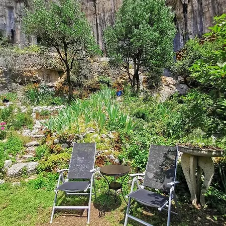 Un Jardin Dans La Falaise * Cabrerets